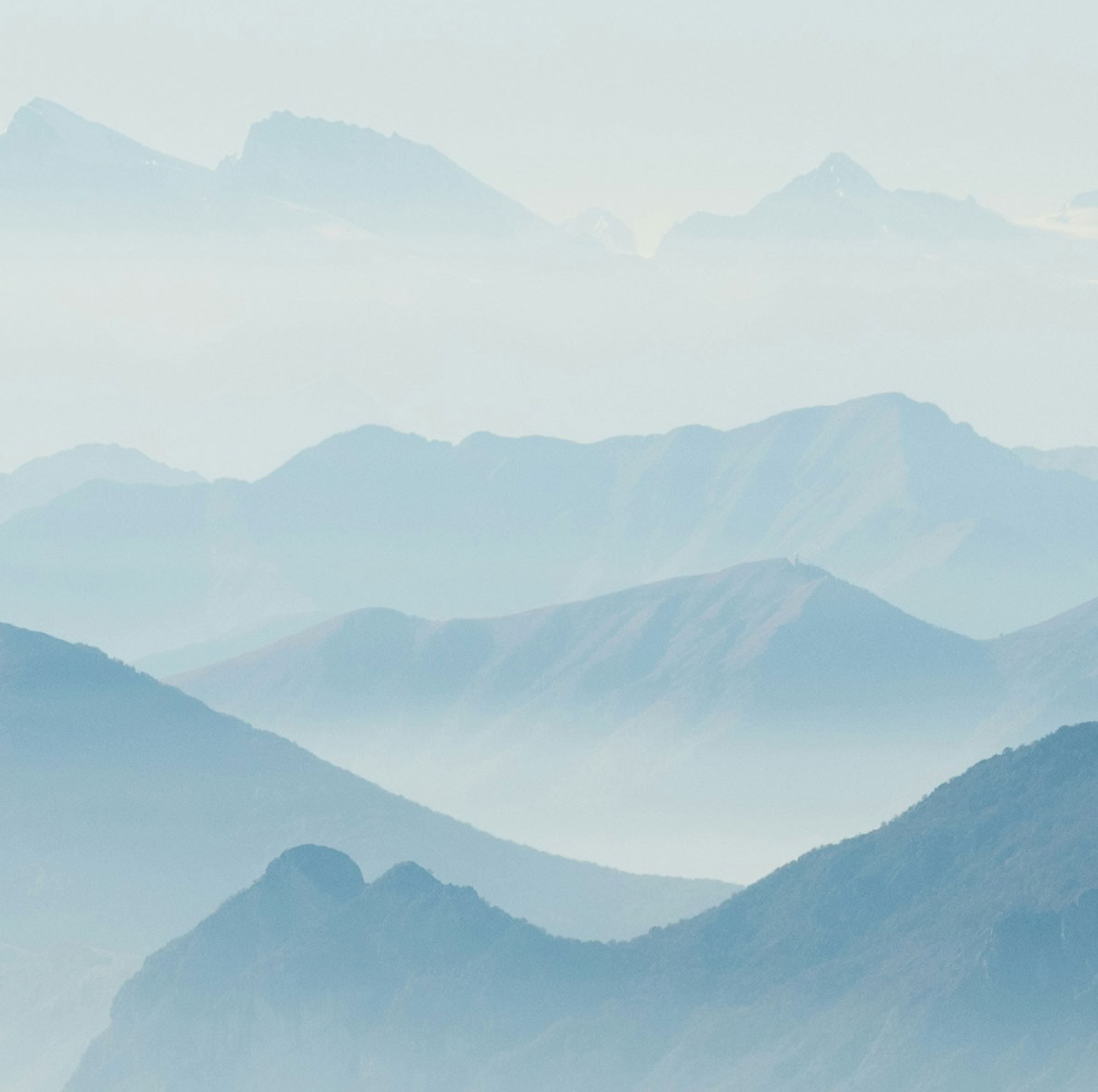  Piet van der Henne uit Franeker is een gepassioneerde amateurfilmer en dronepiloot die bekend staat om zijn lokale videoproducties in Friesland.